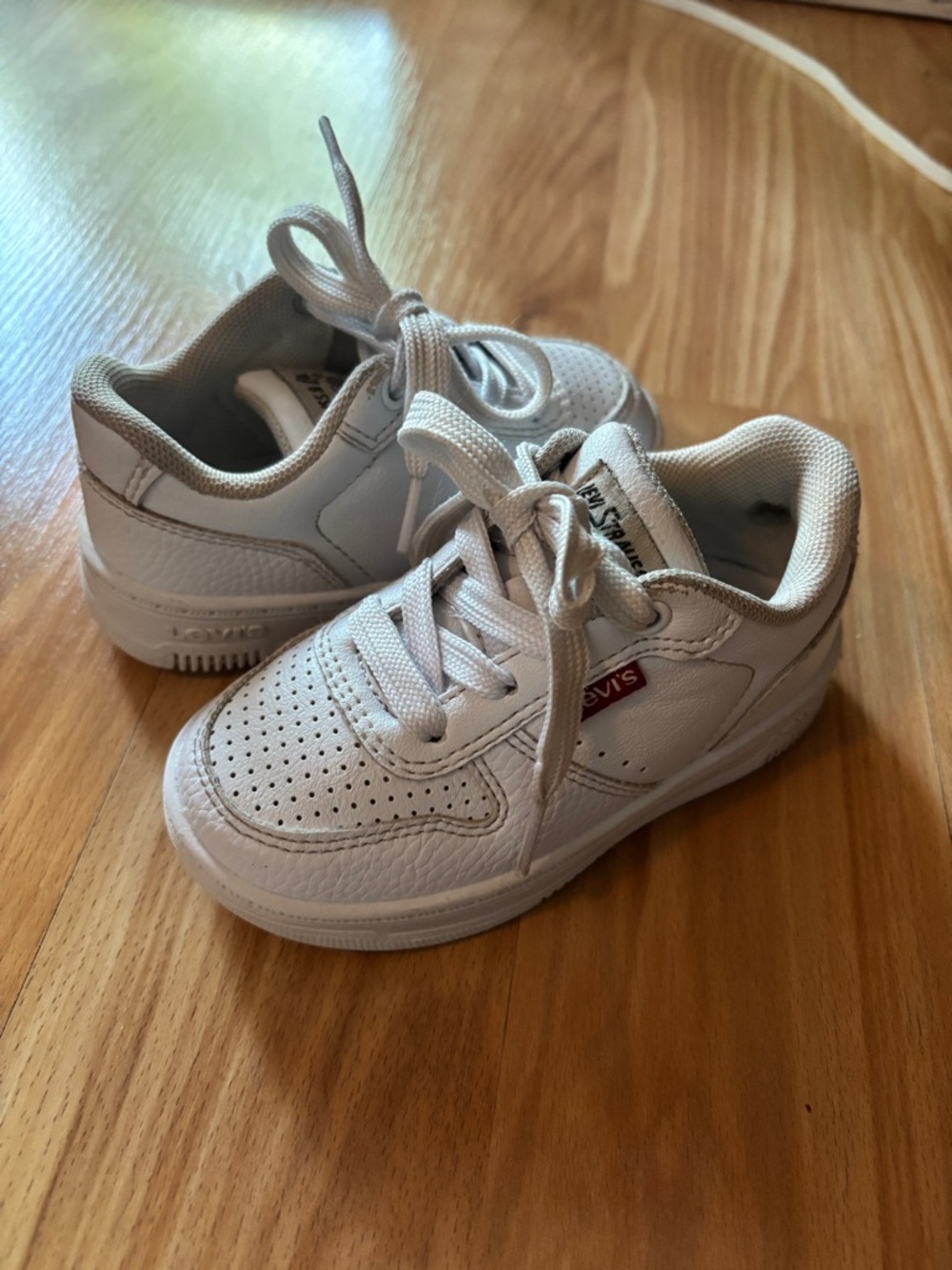 Levi's Kids White Low-Top Sneakers with Red Logo Tab size 7M
